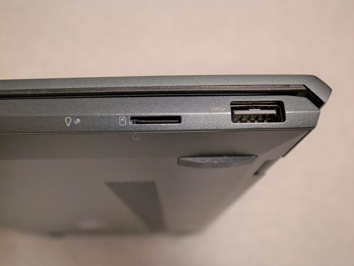 ASUS ZenBook 14右側面